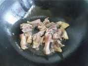美味的腊鸭腿焖土豆做法图解2)