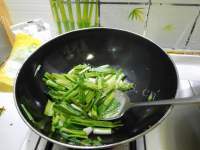 家常菜蒜苗炒鸡蛋做法图解5)