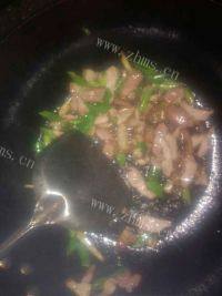 美味的花菜炒肉做法图解3)