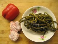 家常菜肉丁炒酸豇豆做法图解1)