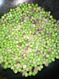 好吃的腊肉豌豆闷饭做法图解4)