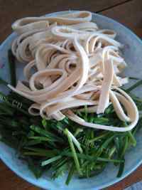 家常菜韭菜炒豆皮做法图解1)