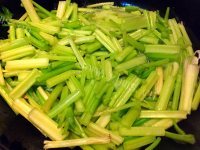 家常菜芹菜炒虾仁做法图解3)
