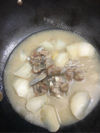 营养丰富的羊肉炖萝卜做法图解8)