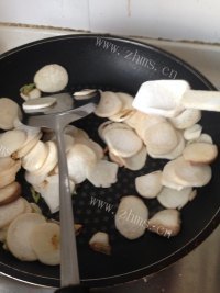 美味的杏苞菇炒洋葱做法图解8)