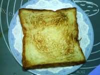 美味的土司太阳蛋做法图解3)