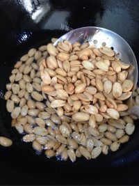 下酒菜麻辣花生做法图解9)