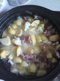 好吃的土豆腊肉焖饭做法图解3)