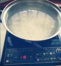 色泽鲜亮的红枣银耳莲子羹做法图解2)