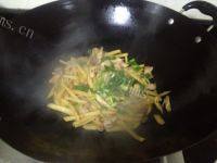美味的肉片炒土豆做法图解8)