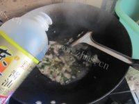 美味的咸菜炒肉做法图解6)