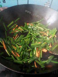 家常菜韭菜炒豆皮做法图解4)