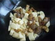 美味的腊鸭腿焖土豆做法图解4)