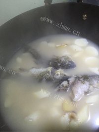 美味鲫鱼山药汤做法图解10)