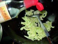健康美食之西葫芦炒鸡蛋做法图解8)
