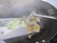 家常菜芹菜炒五花肉做法图解4)