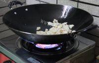 家常猪肉炒豆腐做法图解4)