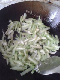 家常菜芹菜炒豆腐干做法图解4)