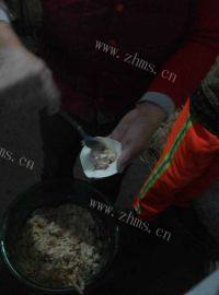 自己做的酸菜猪肉馅饺子做法图解9)