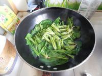 口感不错的菠菜拌花生米做法图解4)