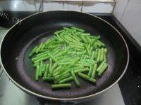 食欲满满的牛肉炒豆角做法图解4)