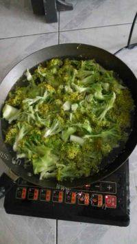 家常菜清炒西兰花做法图解3)
