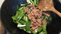 从此爱上蒜苗炒肉做法图解9)