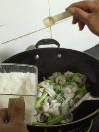 家常菜西芹炒鱿鱼做法图解6)