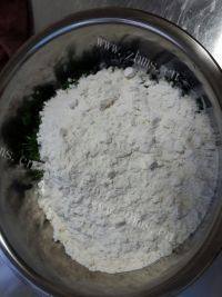 色泽鲜亮的茴香鸡蛋饼做法图解4)