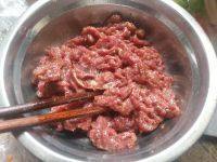 家常菜双椒炒牛肉做法图解4)