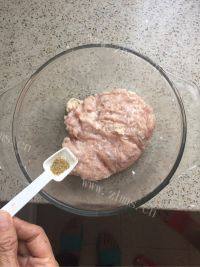 美味的紫菜丸子汤做法图解4)