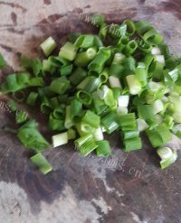 美味的葱花蛋炒饭做法图解2)