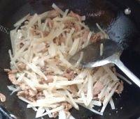常吃不腻的萝卜丝炒肉做法图解10)