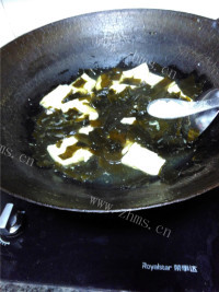 色香味俱全的海带豆腐汤做法图解6)