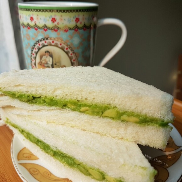 色泽鲜亮的牛油果三明治