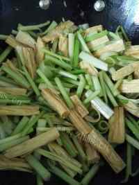 家常菜腐竹炒芹菜做法图解5)
