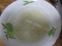 美味的核桃红枣大米粥做法图解2)