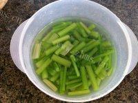 诱人的凉拌芹菜花生米做法图解7)