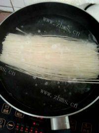 美味的西红柿鸡蛋盖浇面做法图解2)