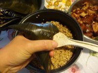 蛋黄肉粽做法图解17)