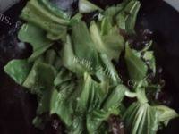 诱人的木耳炒油菜做法图解6)