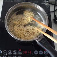 简单的炒方便面做法图解4)