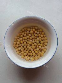 美味的黄豆猪蹄汤做法图解2)