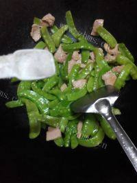 家常菜荷兰豆炒肉片做法图解6)