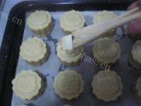 自制广式莲蓉月饼做法图解12)