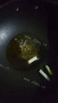 番茄汁炒包菜做法图解3)