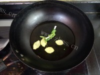 家常葱姜水煮螃蟹做法图解3)