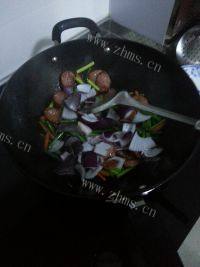 家常菜蒜薹炒香肠做法图解8)