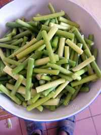 色味俱佳的蒜苔炒肉丝做法图解1)