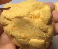 自制南瓜豆沙饼做法图解7)